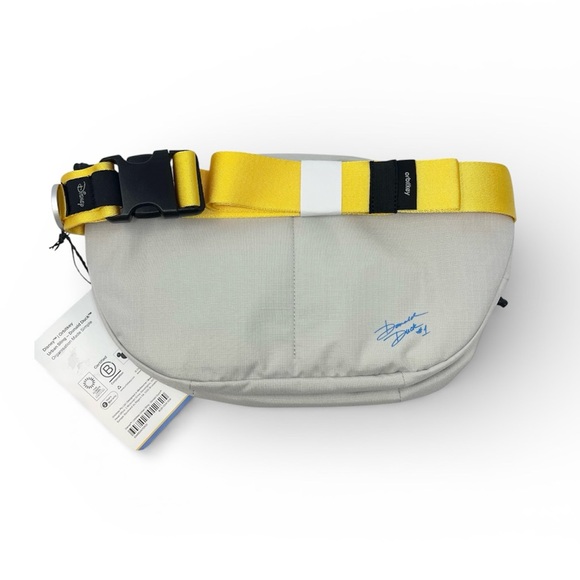 Disney x Orbitkey Urban Sling Bag Donald Duck Collaborative Travel Crossbody - Picture 8 of 16